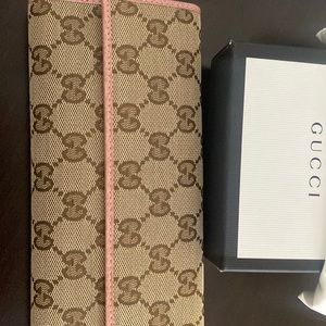 Like new authentic Gucci wallet!great condition, only 1 small black mark on back